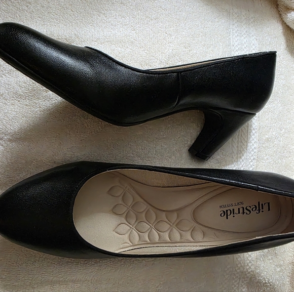 Life Stride Women's Classic Black Heels - Picture 2 of 3